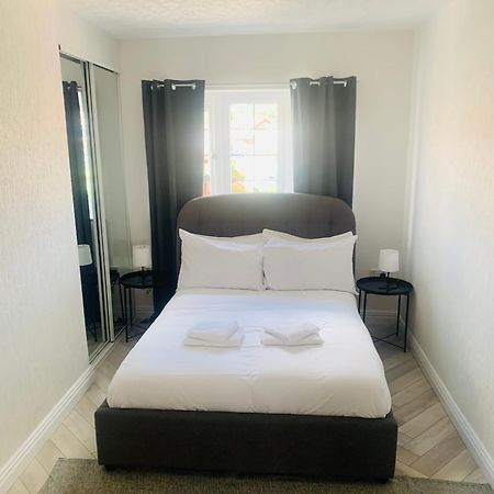 Newly Renovated, Modern 3 Bed Apartment Walmersley ภายนอก รูปภาพ