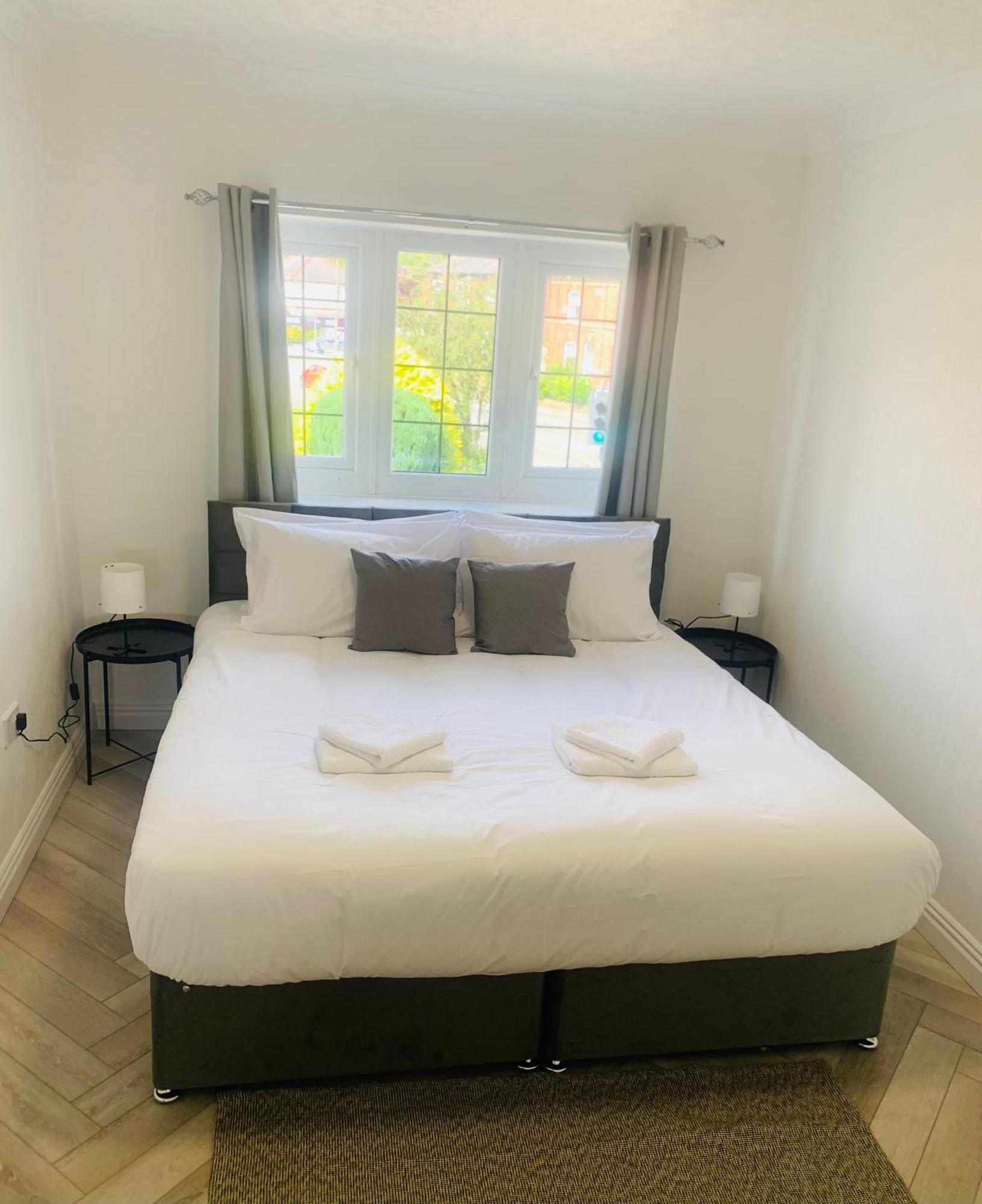 Newly Renovated, Modern 3 Bed Apartment Walmersley ภายนอก รูปภาพ